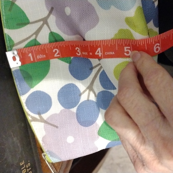 EUC Clinique Makeup Bag with Goodies - Picture 5 of 16